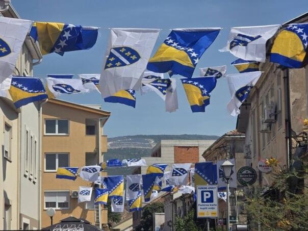 Mostar u bojama BiH: Carina okićena sa 500 zastava pred Mundijal