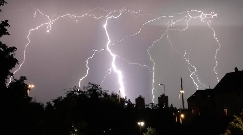 Crveni alarm širom Njemačke: Dvije osobe stradale u nevremenu