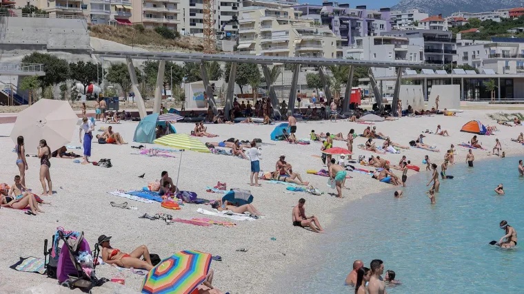 Par vodio ljubav na plaži u Splitu pred djecom: “Zgrožena sam”