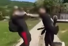 Uznemirujući snimak iz BiH: Maloljetnik brutalno pretukao vršnjaka, ostali sve snimali