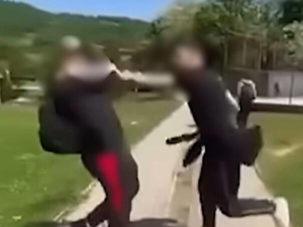Uznemirujući snimak iz BiH: Maloljetnik brutalno pretukao vršnjaka, ostali sve snimali