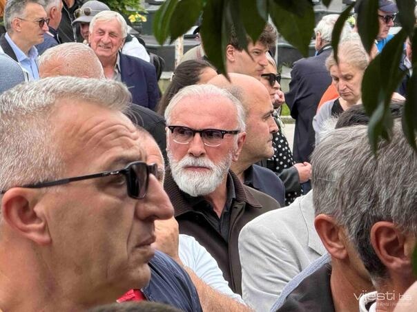 Tužan oproštaj na Barama: Dino Merlin ispratio Sejdu Bešlić