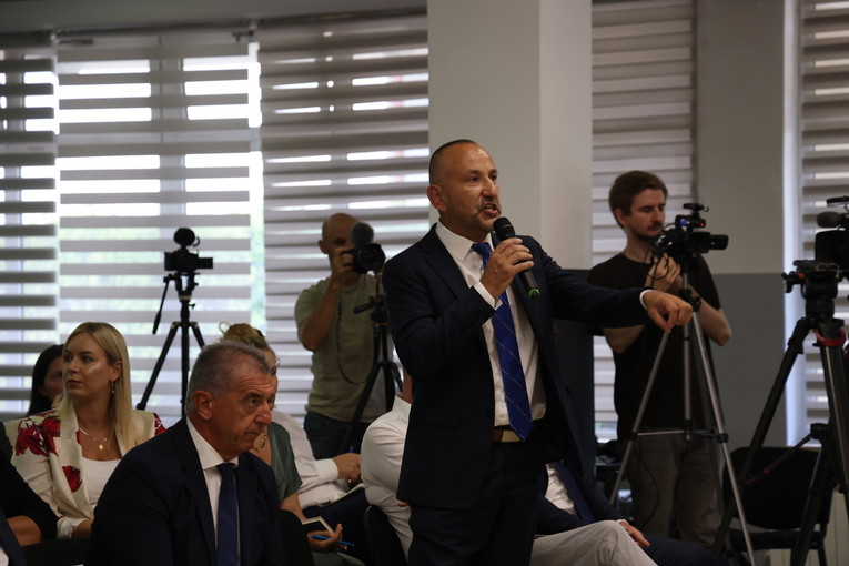 ŽESTOK KAOS NA SJEDNICI: Počeli su vikati jedni na druge, evo tko je napustio sjednicu i što se potom dogodilo